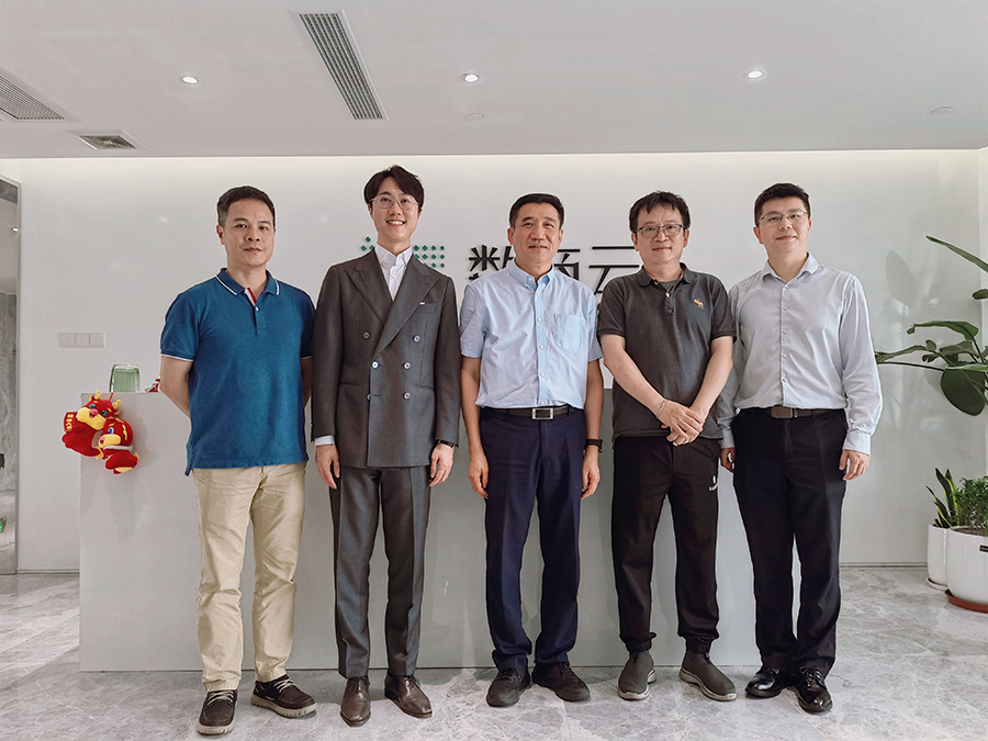 近日，广州海外联谊会副会长刘国强先生一行莅临广州市数商云网络科技有限公司（以下简称“数商云”），就企业的运营发展情况进行了深入调研，并向数商云全体员工表示亲切慰问。